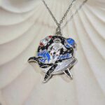 گردنبند وال و فضانورد