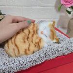 عروسک گربه خوابیده روی تشک - تصویر 3
